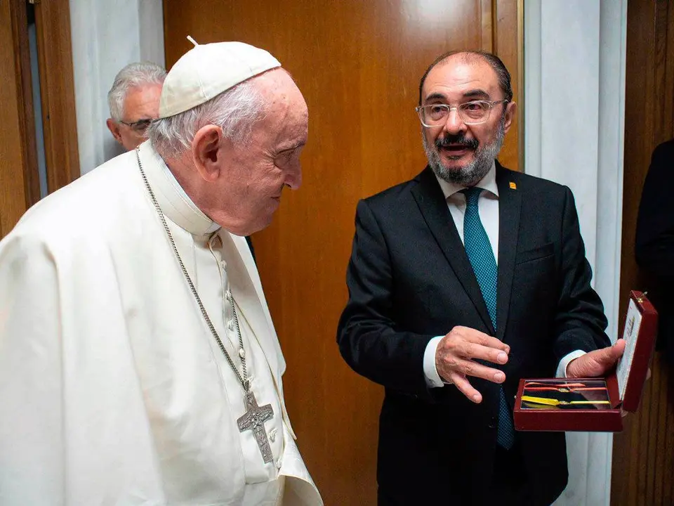 Lamb&aacute;n tambi&eacute;n ha hecho dos regalos al Papa Francisco: una medida de la Virgen del Pilar y dos mancusos de oro