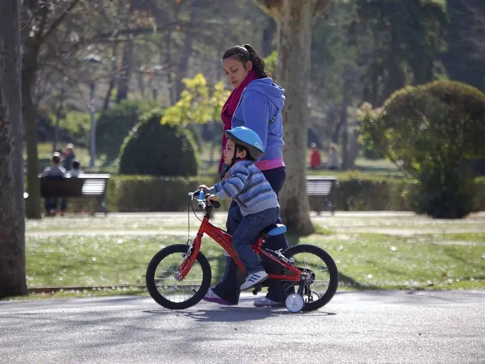 una mujer con un ni&ntilde;o en el parque