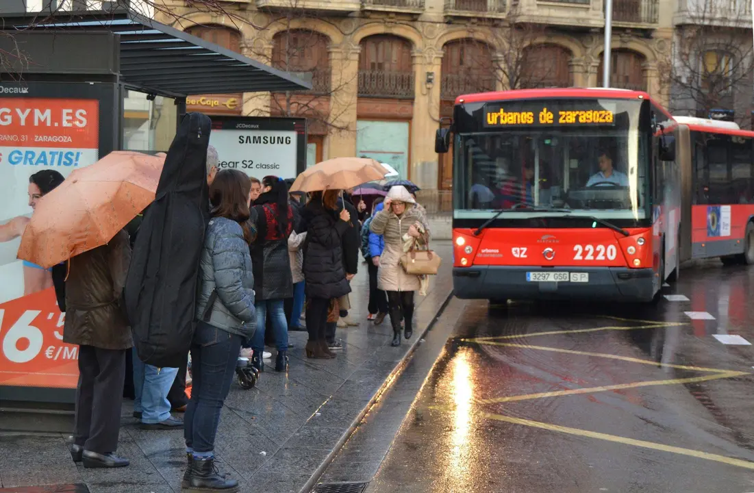 Un bus urbano de Zaragoza en una parada
