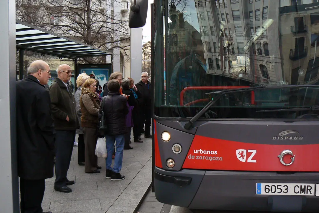 Un bus urbano en plaza Espa&ntilde;a