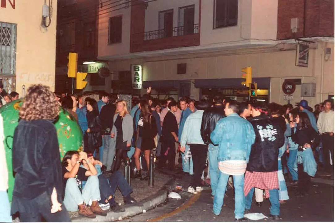 Foto de j&oacute;venes bebiendo en la calle