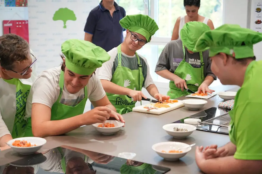 Alumnos de Atades cocinando