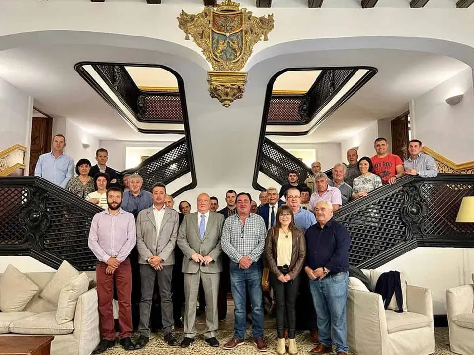 firma del convenio entre forestalia y la asociaci&oacute;n viento alto
