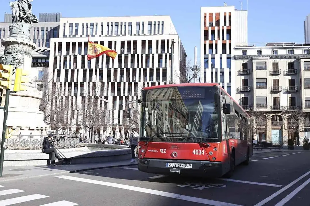 autob&uacute;s urbano en plaza espa&ntilde;a