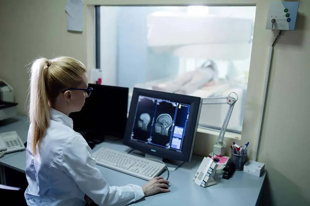 Doctora realizando prueba cerebral a un paciente