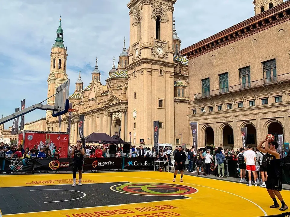 Plaza del Pilar convertida en cancha de baloncesto