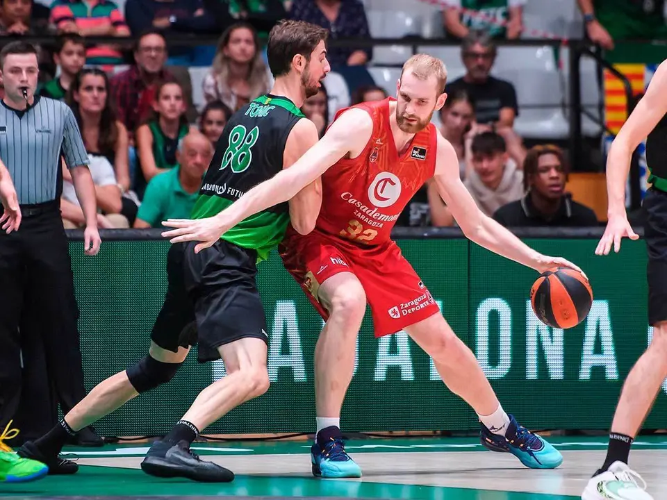 Hlinason vota una pelota ante un jugador del Joventut de Badalona