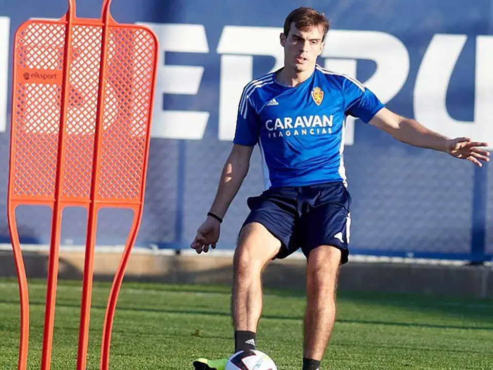 Francho Serrano golpea la pelota en un entrenamiento del Real Zaragoza 
