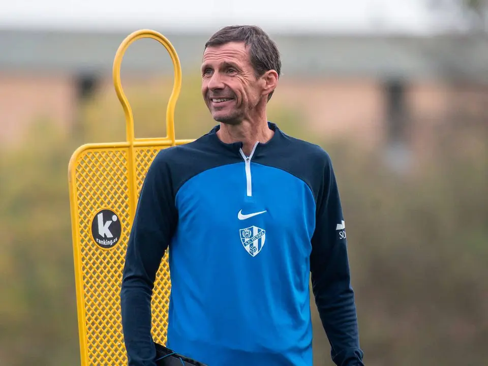 Ziganda sonr&iacute;e en un entrenamiento del Huesca 