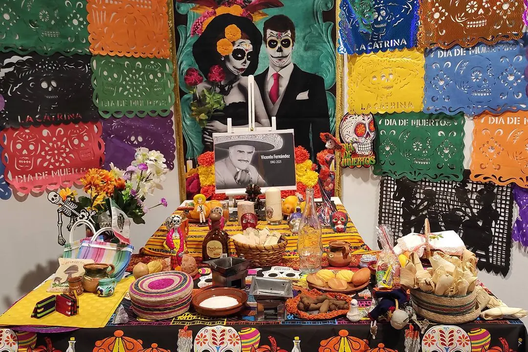 altar d&iacute;a de muertos en la biblioteca Cubit