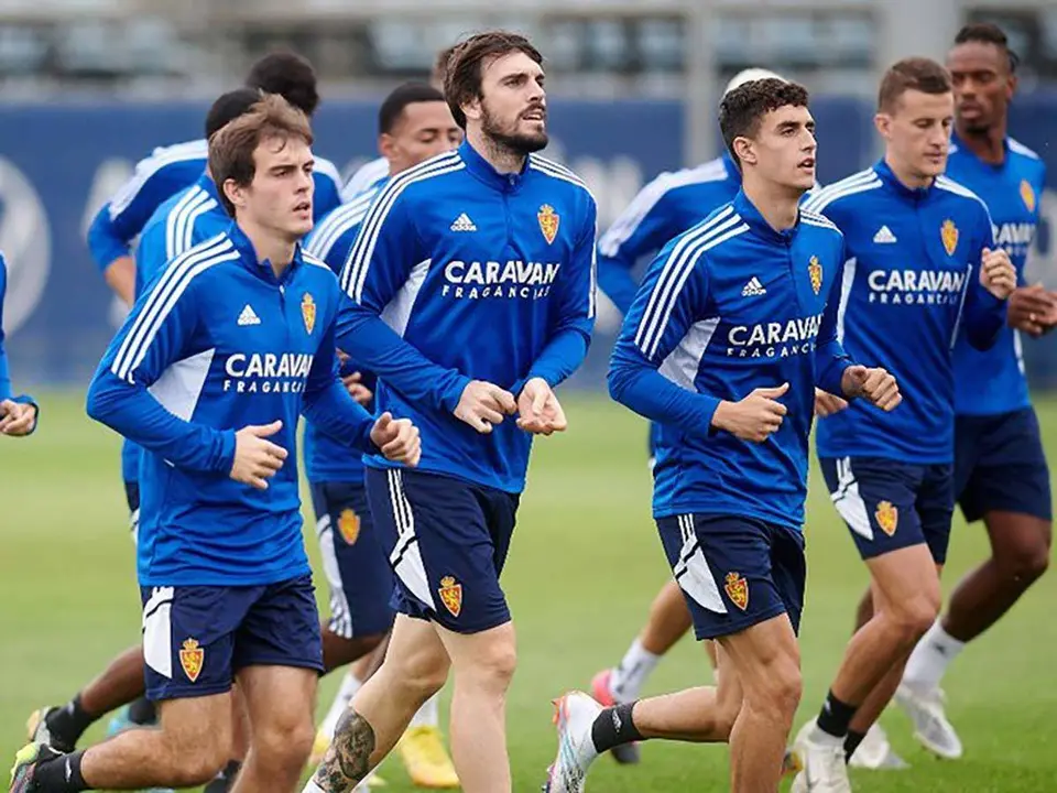 Los jugadores del Real Zaragoza corren en grupo en la Ciudad Deportiva