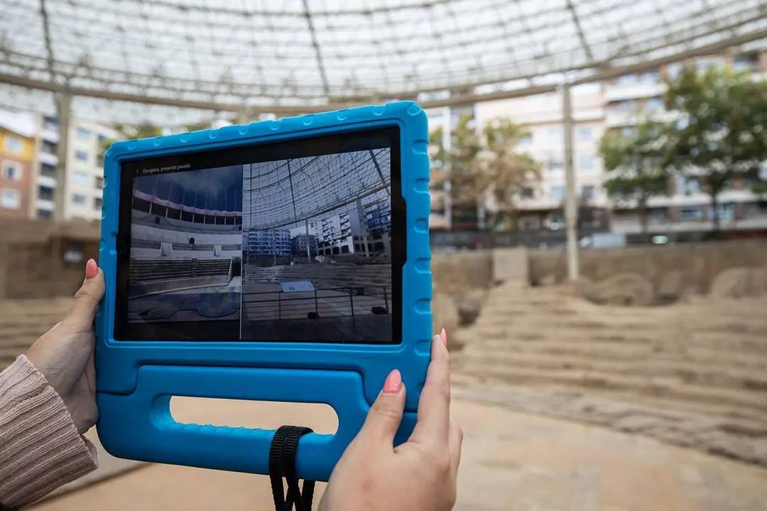 una tablet muestra una imagen presente pasado del Museo del Teatro de Caesaraugusta