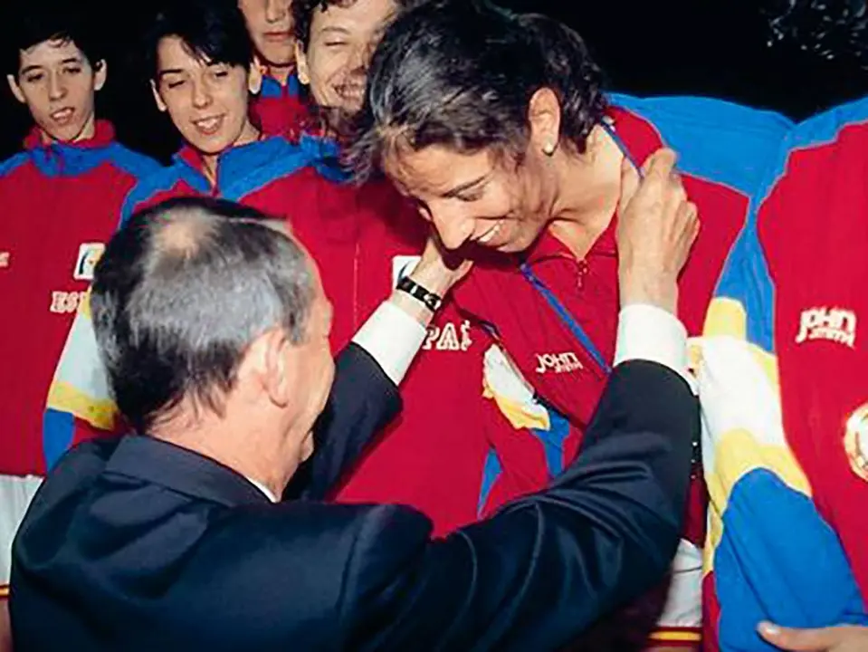 Pilar Valero recibe una medalla