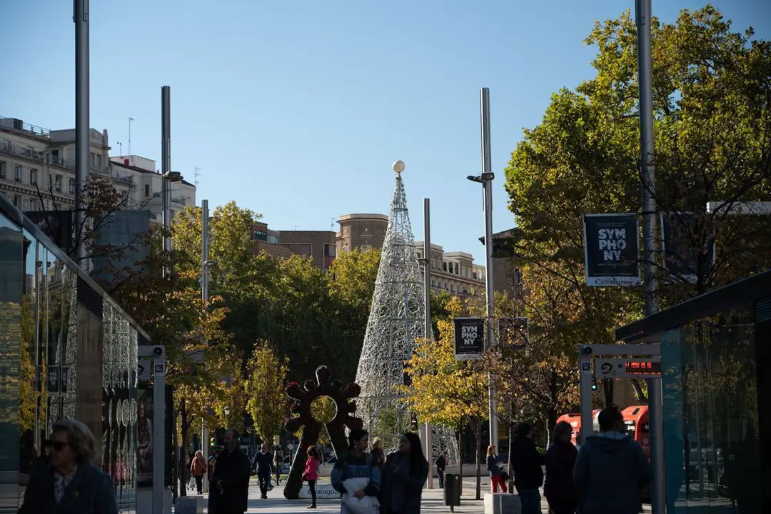 Foto del &aacute;rbol de Navidad de la plaza Para&iacute;so desde la plaza Arag&oacute;n