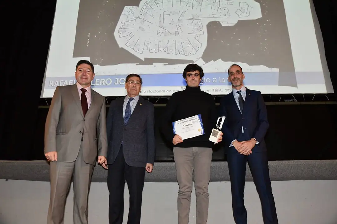 El ganador, Rafael Calero Joly, recogiendo su premio de manos de Armando Mateos y Arturo Aliaga