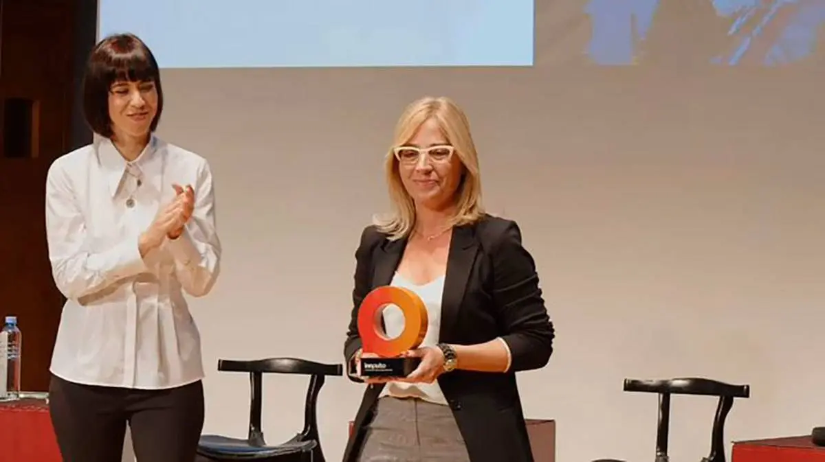 La directora general de Fondos Europeos, Blanca Sol&aacute;ns, con la distinci&oacute;n de Zaragoza como  la distinci&oacute;n como Ciudad de la Ciencia 2022 