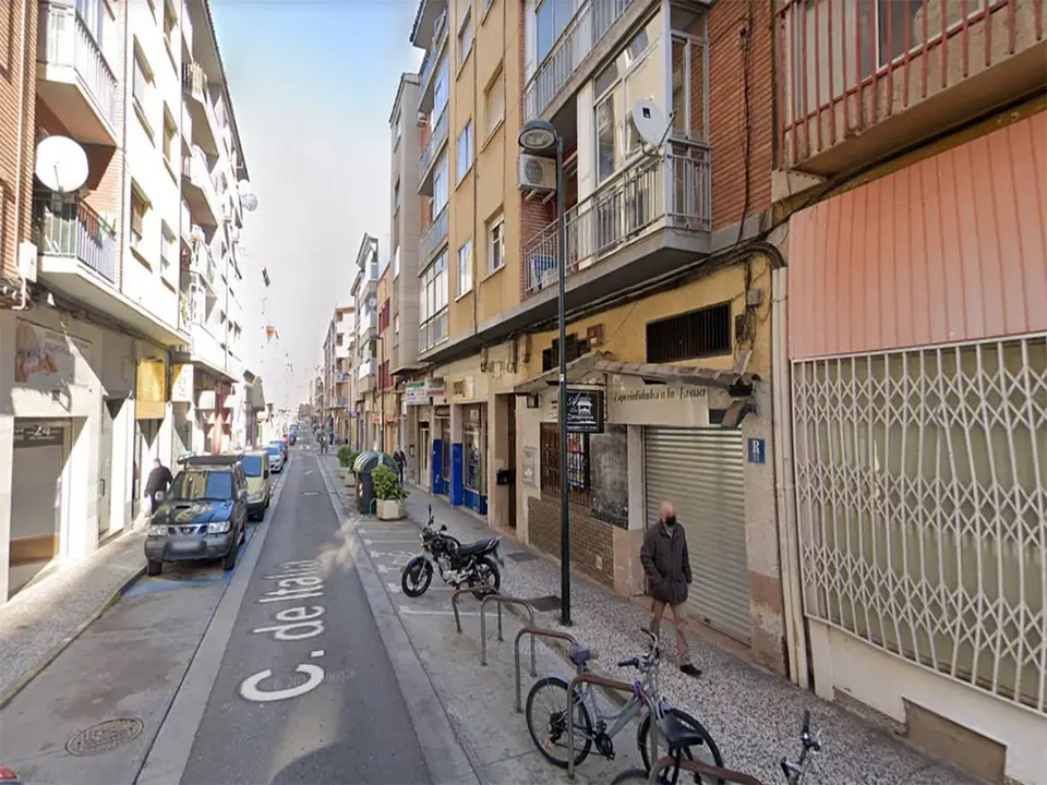 Un hombre observ&oacute; c&oacute;mo el joven colocaba una escalera en la calle Italia