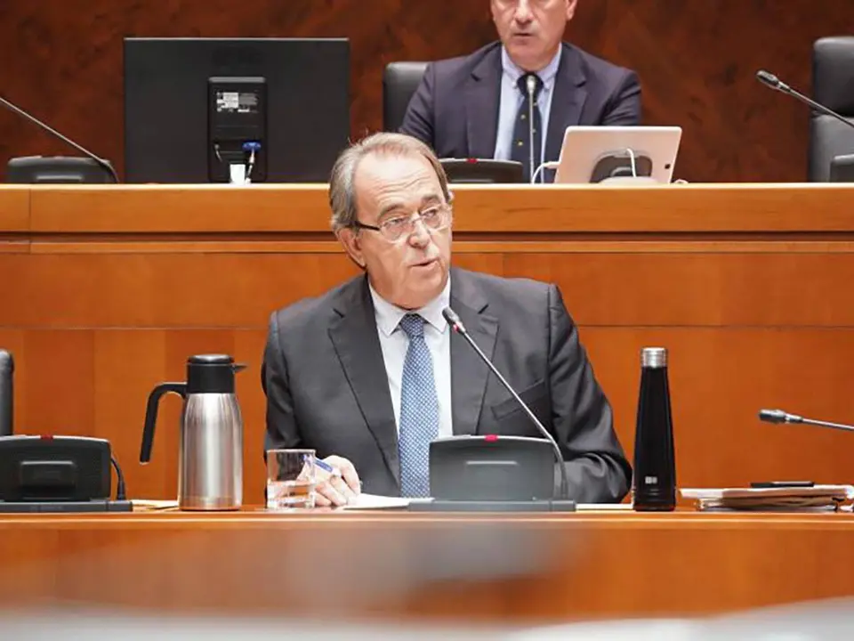 El consejero Carlos P&eacute;rez Anad&oacute;n defiende el Presupuesto de 2023 y las secciones  propias de su departamento