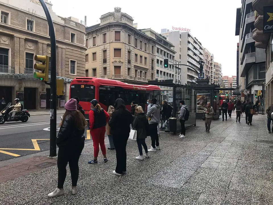 Usuarios esperando en la parada del autob&uacute;s