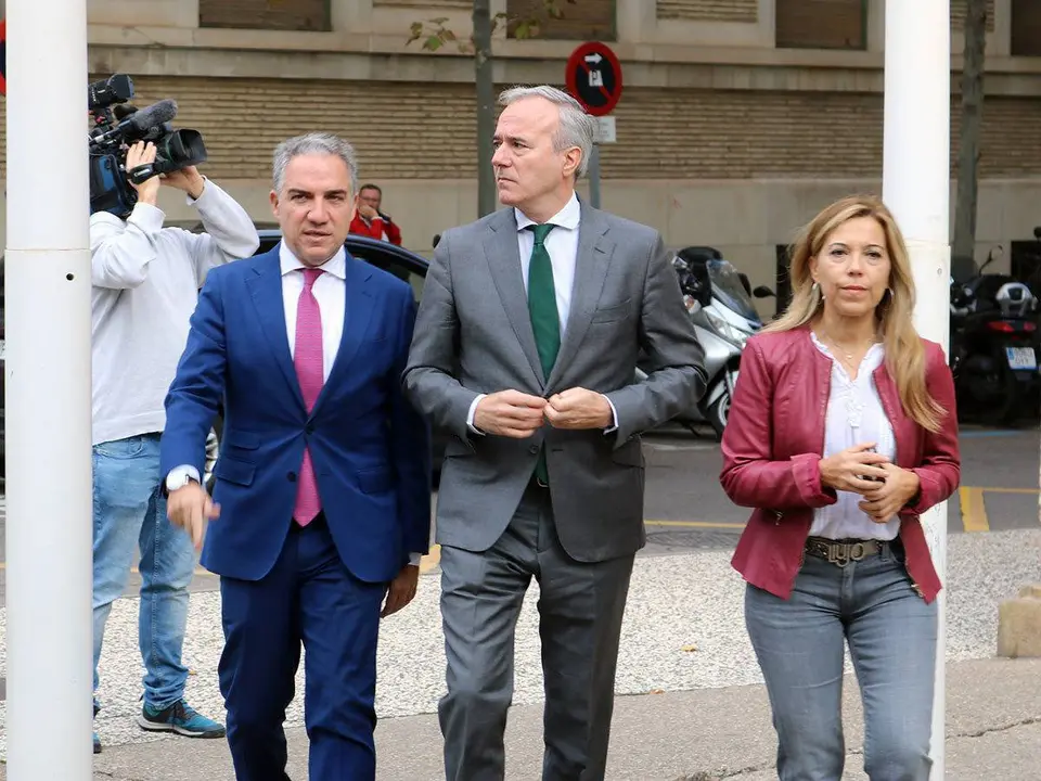 As&iacute; lo ha reivindicado Azc&oacute;n este martes junto al coordinador general del PP, El&iacute;as Bendodo, y enfrente del edificio Pignatelli, sede del Gobierno de Arag&oacute;n