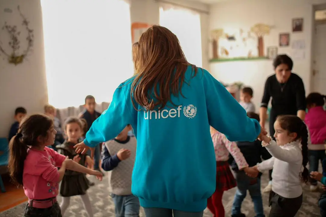Voluntaria de Unicef Espa&ntilde;a con ni&ntilde;os