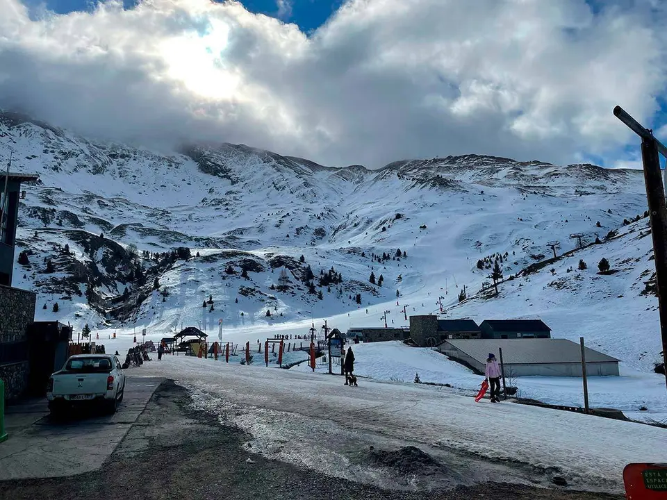 Previamente, el pleno de Montanuy tuvo que aceptar si firmaba este convenio, con la pol&eacute;mica ambiental sobre la estaci&oacute;n de Cerler de fondo
