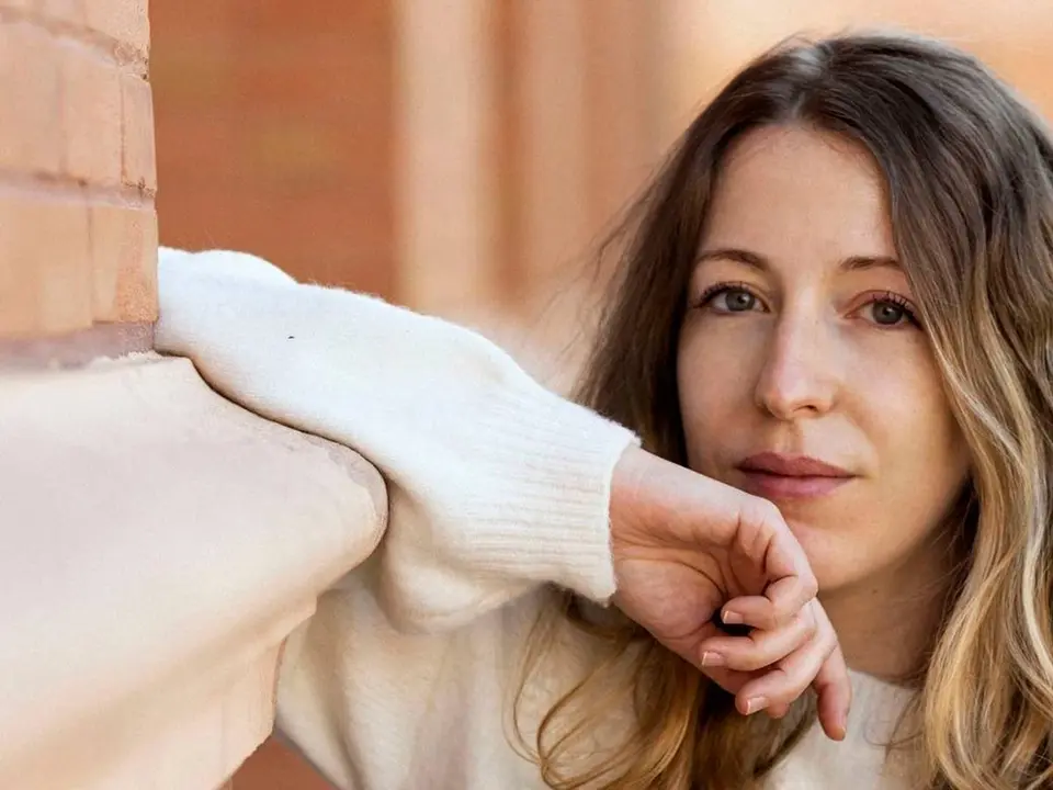 Foto de Pilar Palomero apoyada en una pared