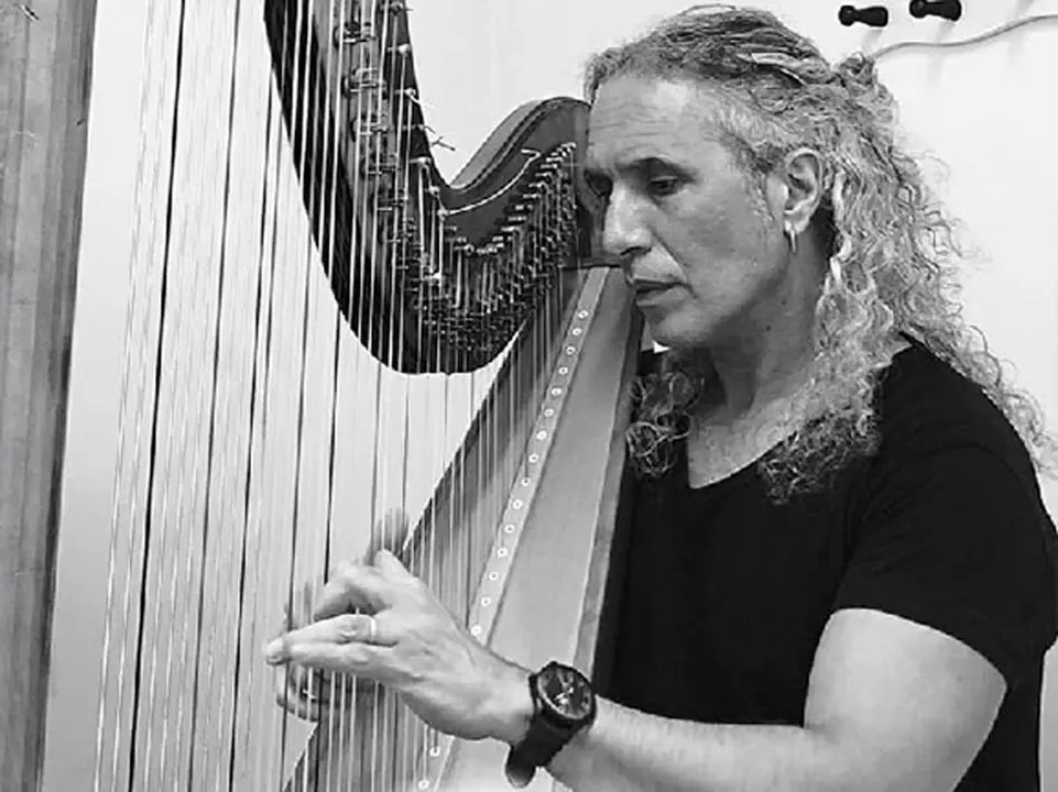 Jos&eacute; Mar&iacute;a Ribelles con un arpa