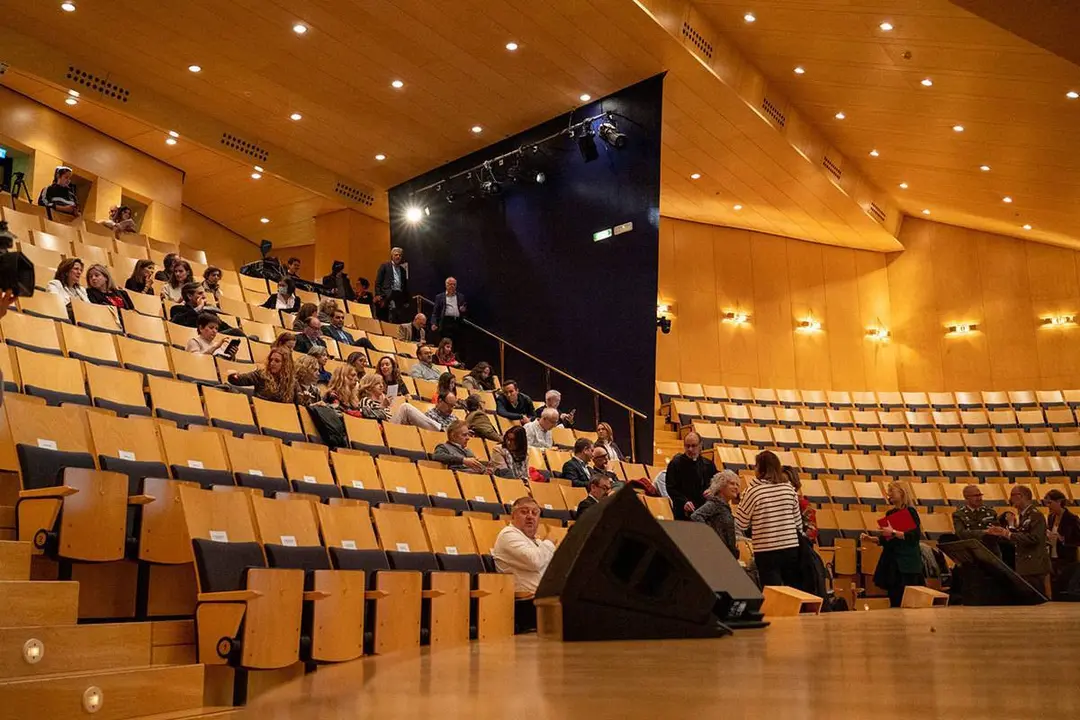 P&uacute;blico entrando en el Auditorio de Zaragoza