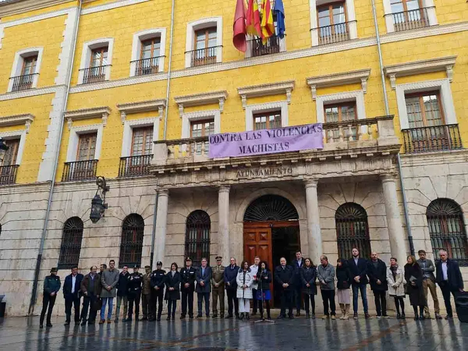 Lectura del manifiesto en la puerta del consistorio