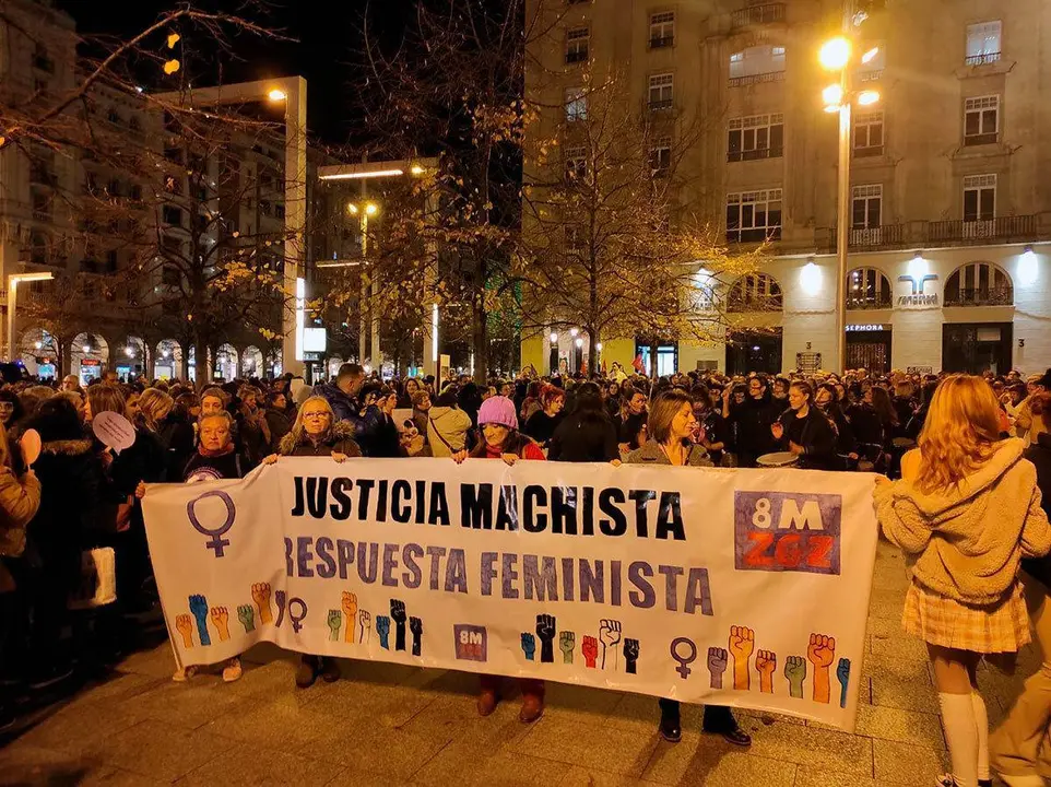 "Vosotros, machistas, sois los terroristas" y "se va a acabar, la dictadura patriarcal" han sido alguno de los gritos que han llenado la plaza Espa&ntilde;a de Zaragoza sobre las 19.00 horas