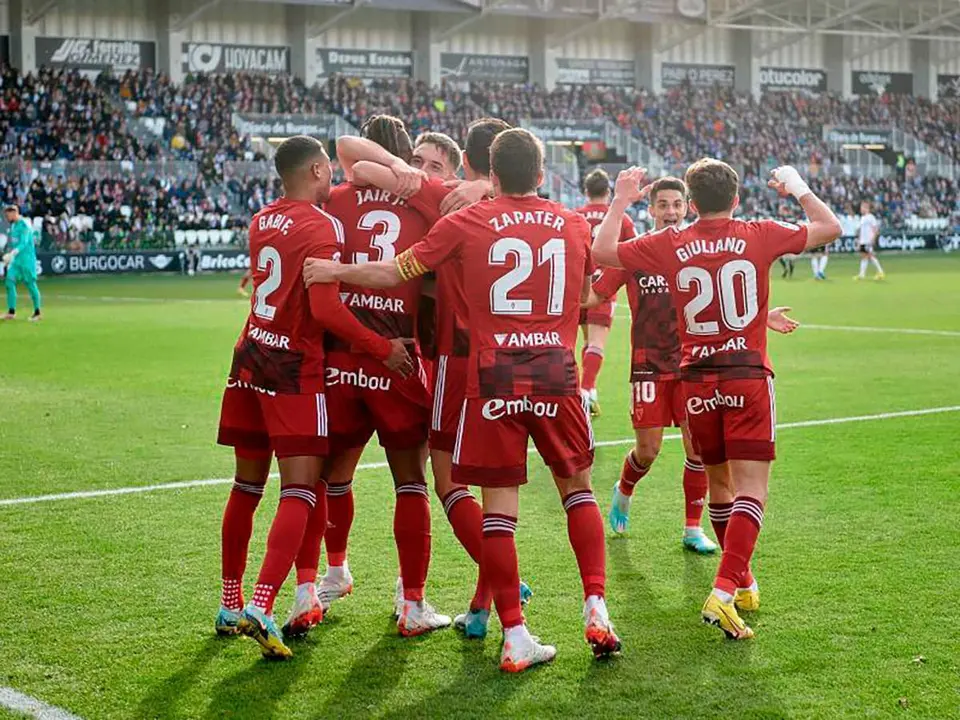Los jugadores del Real Zaragoza celebran un gol