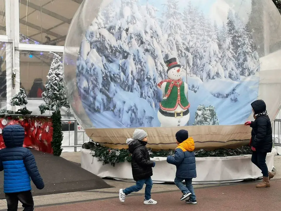 Ni&ntilde;os jugando en la plaza del Pilar