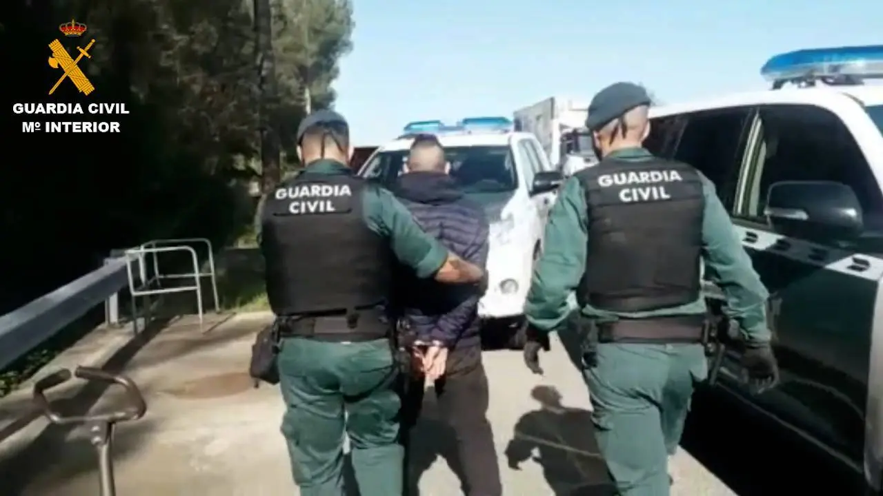 Los detenidos sal&iacute;an desde Badalona y una vez localizados los camiones estacionados en &aacute;reas de servicio y de descanso, rajaban las lonas