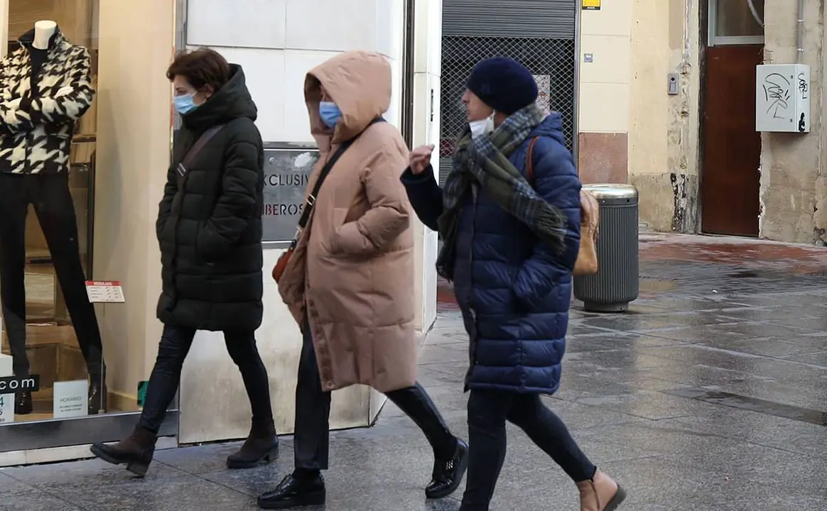Gente paseando con ropa de abrigo