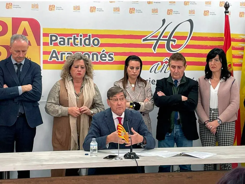Aliaga ha comparecido ante los medios arropado por miembros de su Ejecutiva