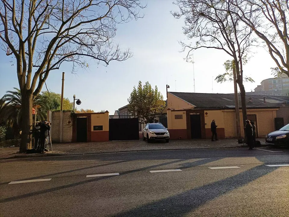 Media decena de furgonetas camufladas de la Polic&iacute;a Nacional y un furg&oacute;n del equipo Tedax de la Guardia Civil han entrado durante la ma&ntilde;ana de este jueves a la factor&iacute;a