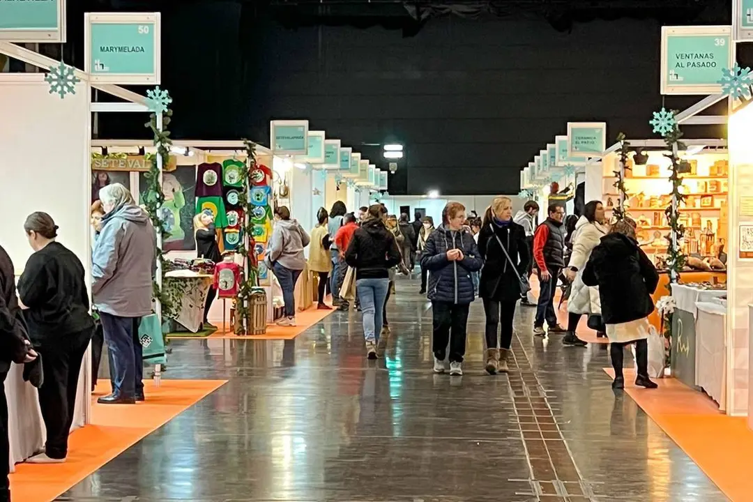 Gente paseando por los puestos de la Feria de Artesan&iacute;a de Arag&oacute;n