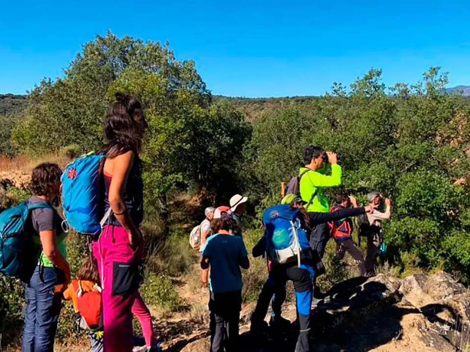 Gente en un entorno natural observando el paisaje