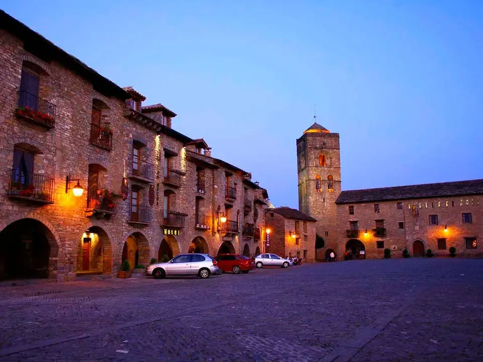 Imagen nocturna de A&iacute;nsa
