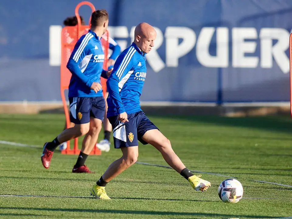 Mollejo, en un entrenamiento del Real Zaragoza