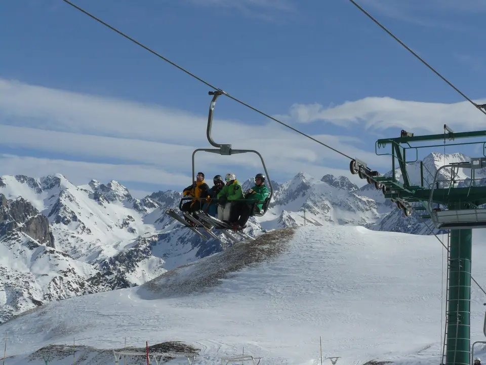Los proyectos pretenden unir las estaciones pirenaicas de Ast&uacute;n y Formigal