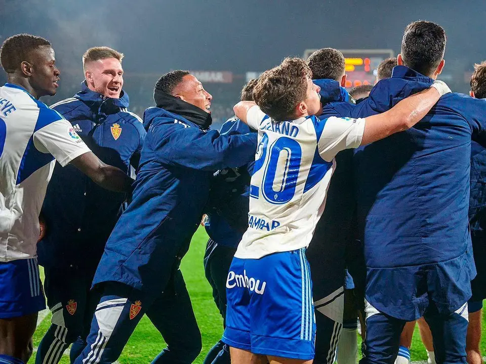 Abrazo colectivo de los jugadores zaragocistas tras el gol ante el Ibiza