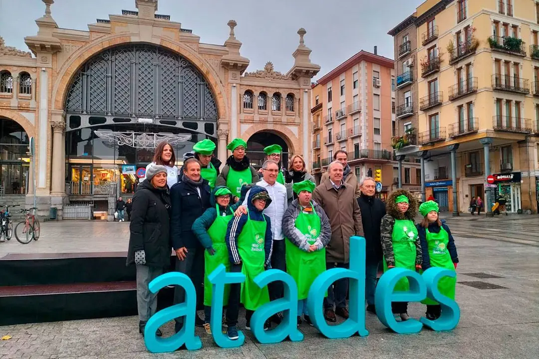 Los ocho chicos de Atades con los cocineros y el alcalde Jorge Azc&oacute;n frente al Mercado Central de Zaragoza