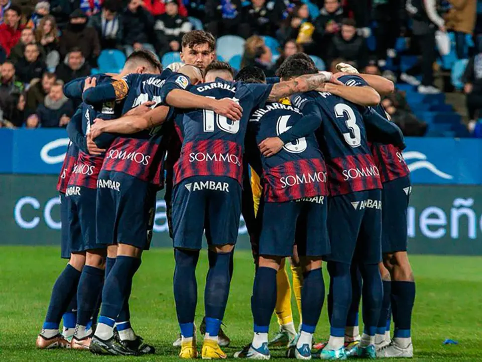 Los jugadores del Huesca en La Romareda