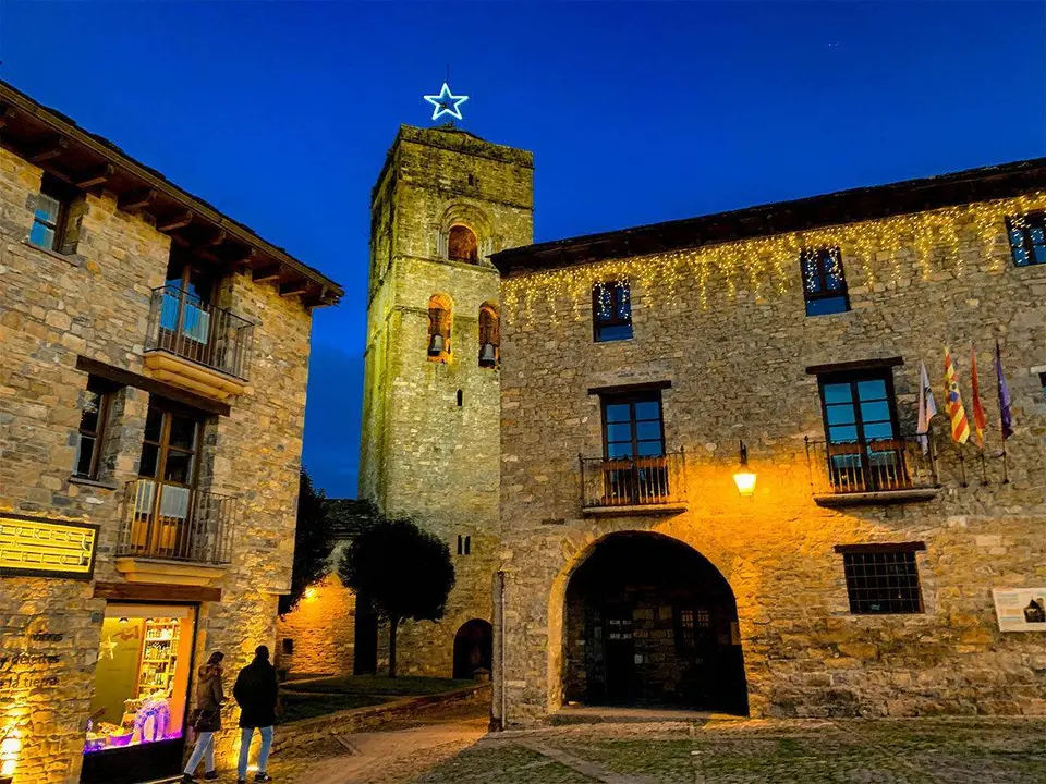 A&iacute;nsa compet&iacute;a con Santillana del Mar, en Cantabria, y Moj&aacute;car, en Almer&iacute;a