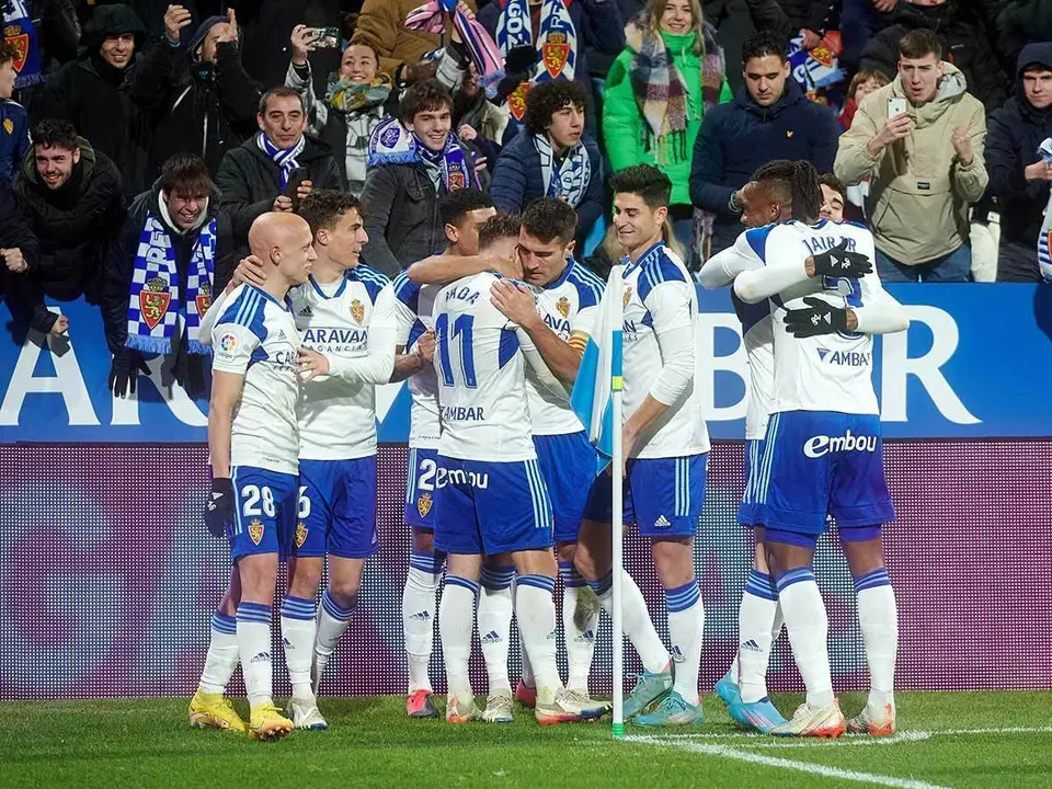 Abrazo colectivo del equipo zaragocista en La Romareda tras el gol de Vada 