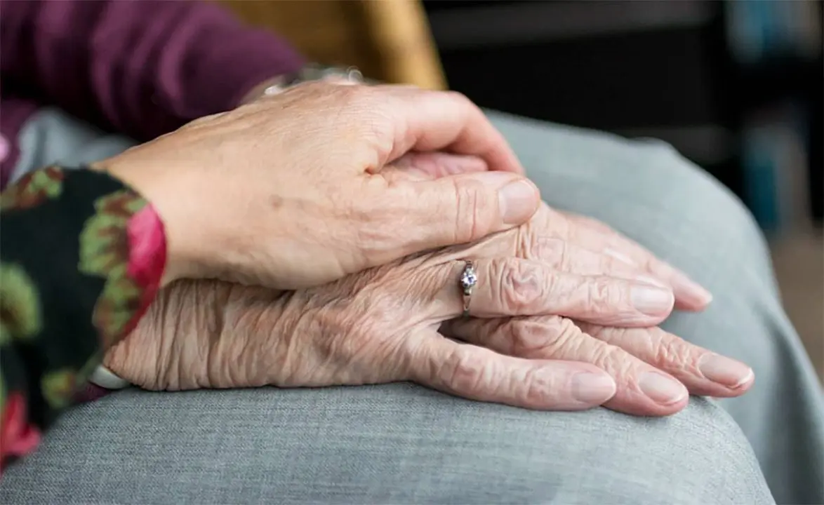 Manos de ancianos entrelazadas