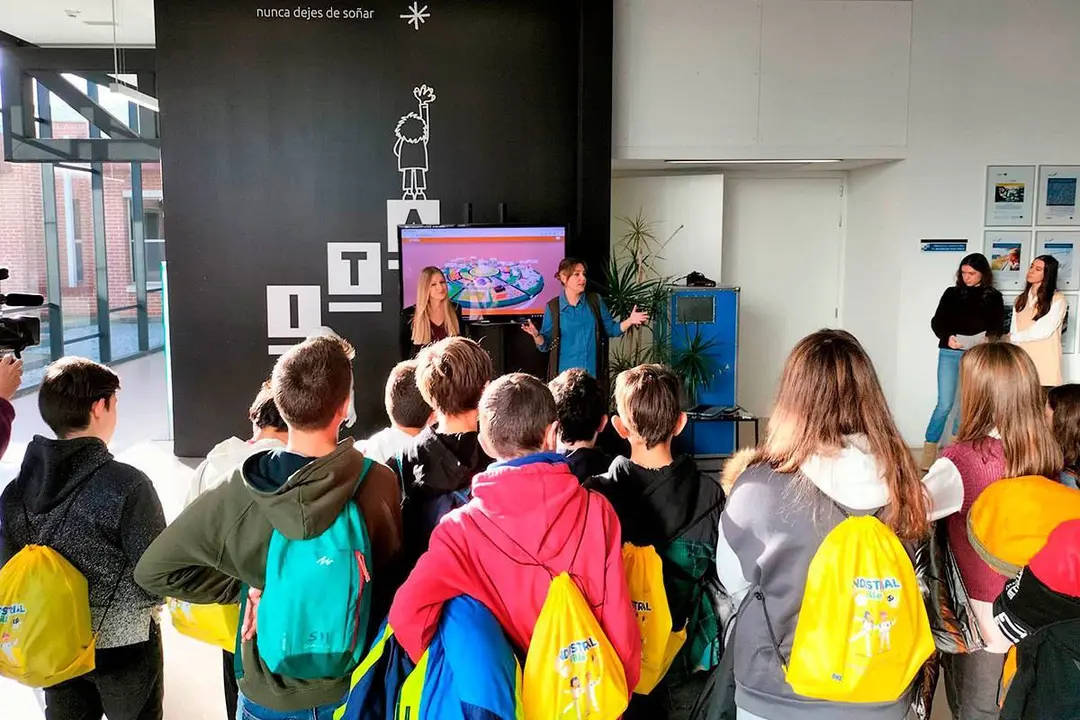 Ni&ntilde;os en una visita a Itainnova