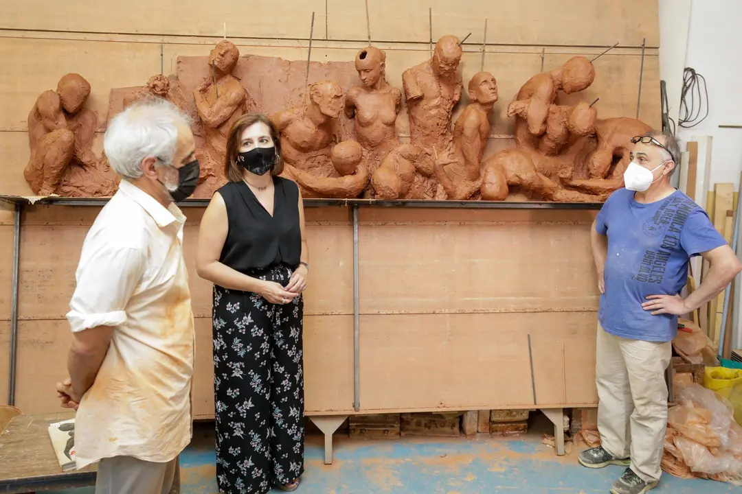 La vicealcaldesa Sara Fern&aacute;ndez junto al escultor Jes&uacute;s Gazol, este verano en una visita a la escultura